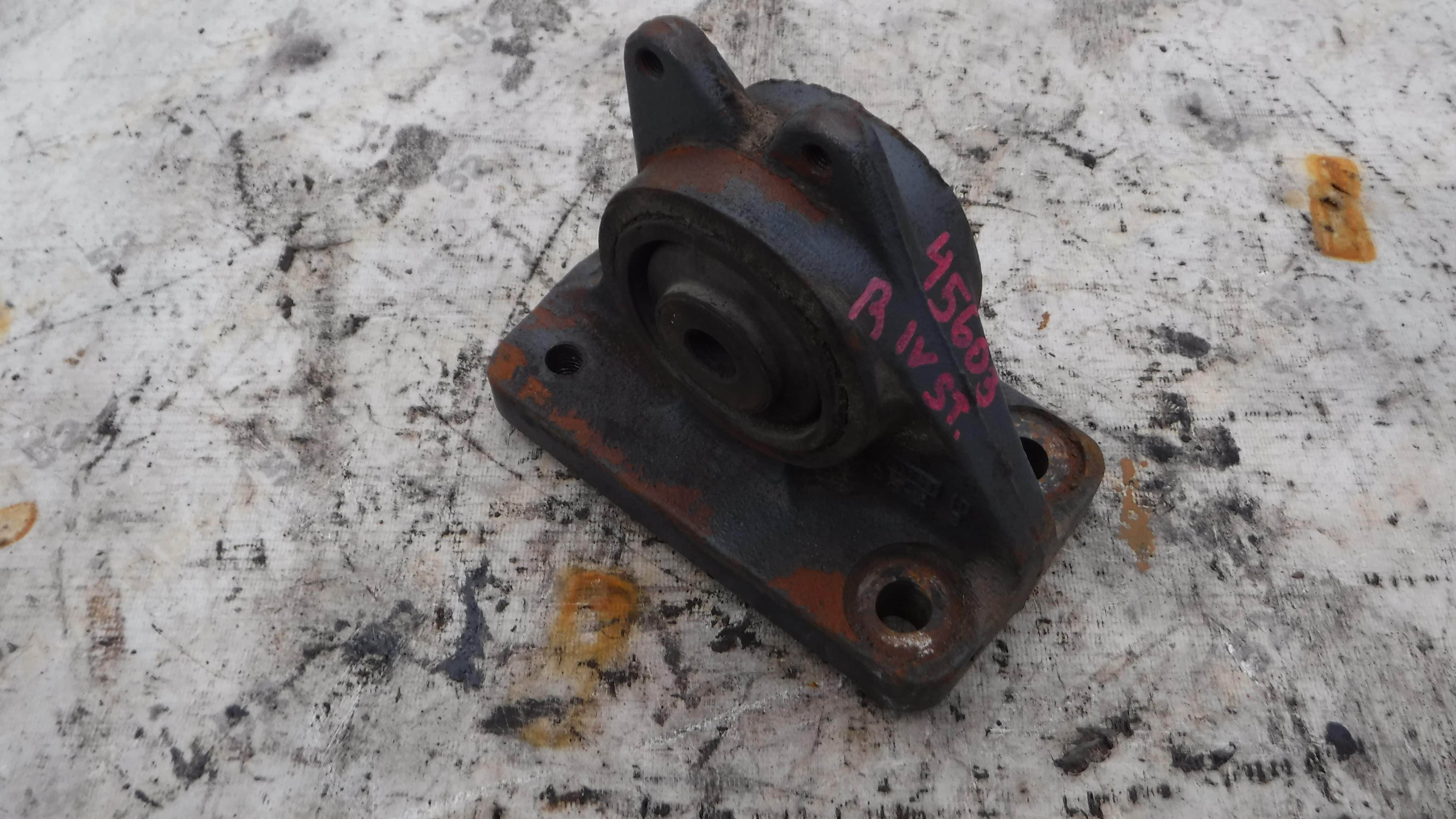 Кронштейн крепления торсиона правый Ивеко стрейлс Iveco strails Cursor 10 2002 500357205